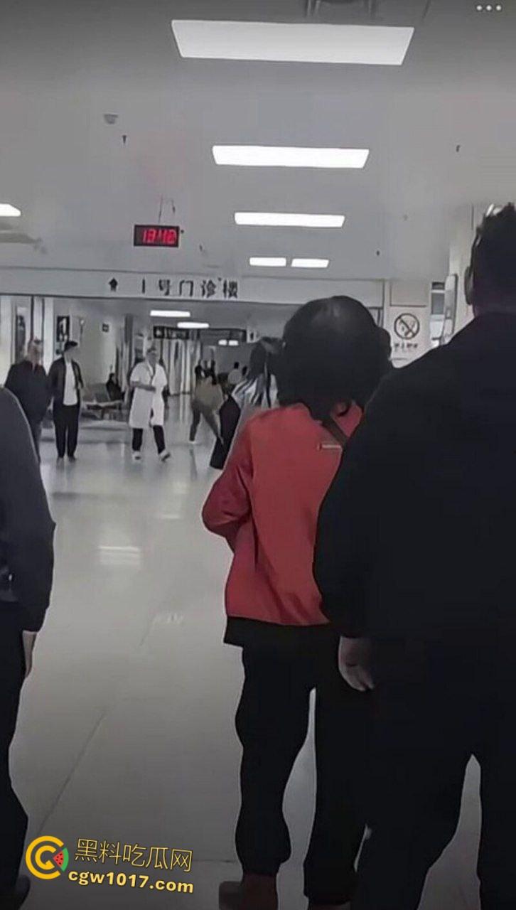 温州医院惊现家暴男,两人发生口角争夺孩子,男子当众对妻子全打脚踢,孩子被吓到大哭不止!