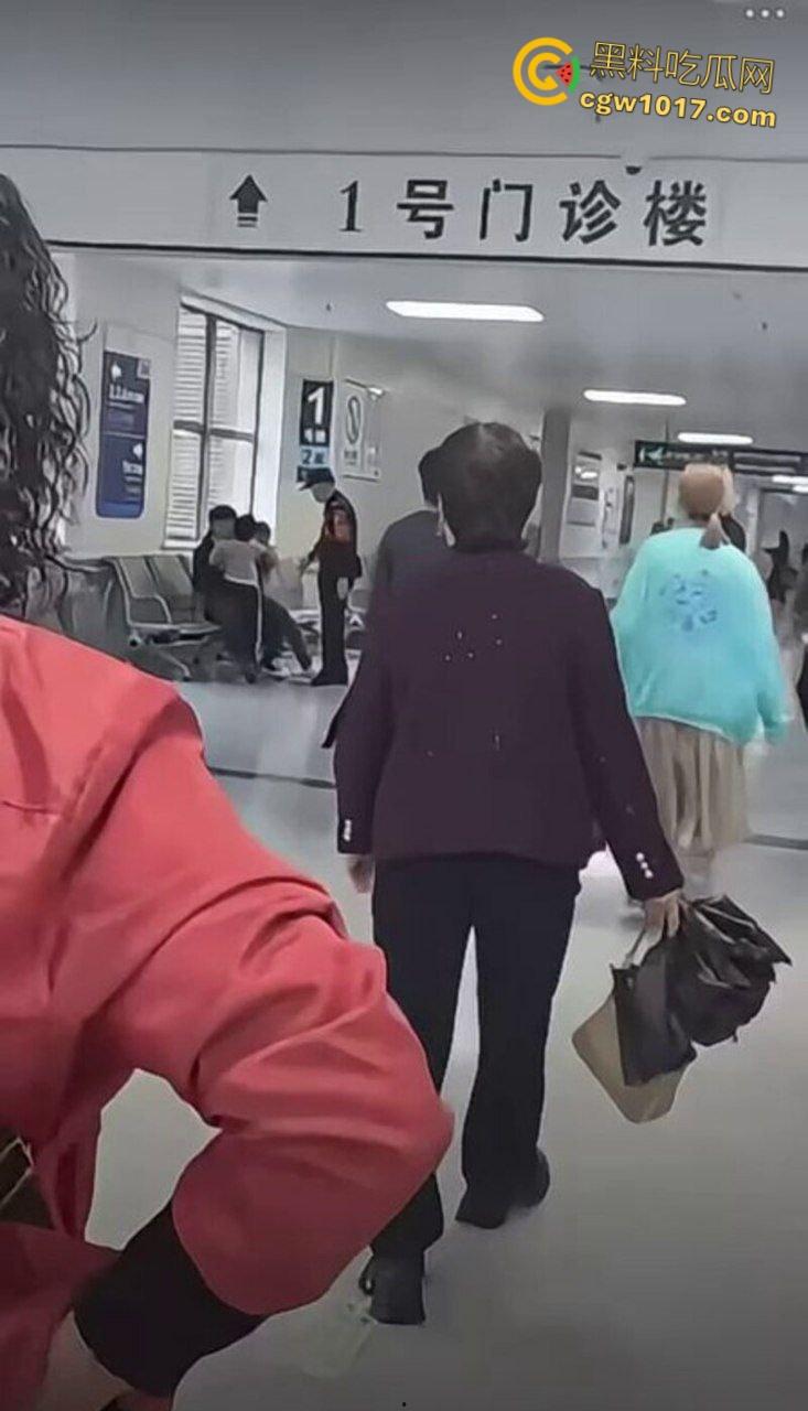 温州医院惊现家暴男,两人发生口角争夺孩子,男子当众对妻子全打脚踢,孩子被吓到大哭不止!
