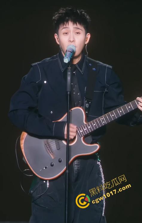 顶流男歌手【焦迈奇】密室调教视频震惊娱乐圈,腹肌男神被资本大佬如狗般玩弄,表情从抗拒到享受,炸裂网络!