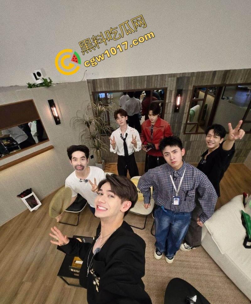 顶流男歌手【焦迈奇】密室调教视频震惊娱乐圈,腹肌男神被资本大佬如狗般玩弄,表情从抗拒到享受,炸裂网络!