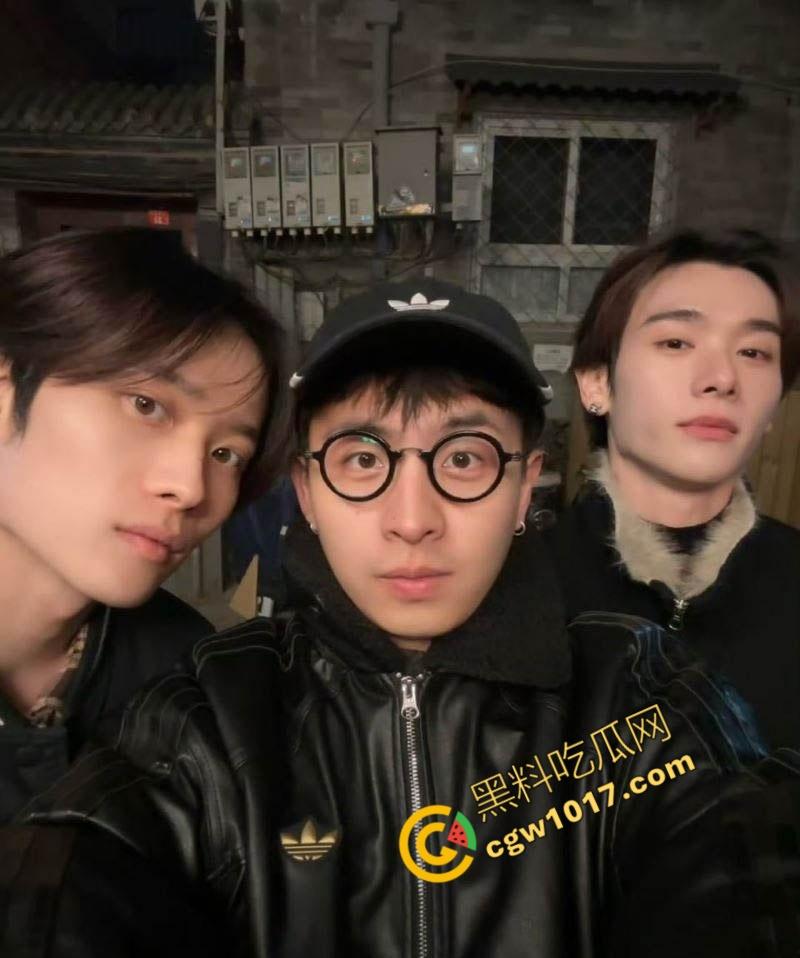 顶流男歌手【焦迈奇】密室调教视频震惊娱乐圈,腹肌男神被资本大佬如狗般玩弄,表情从抗拒到享受,炸裂网络!