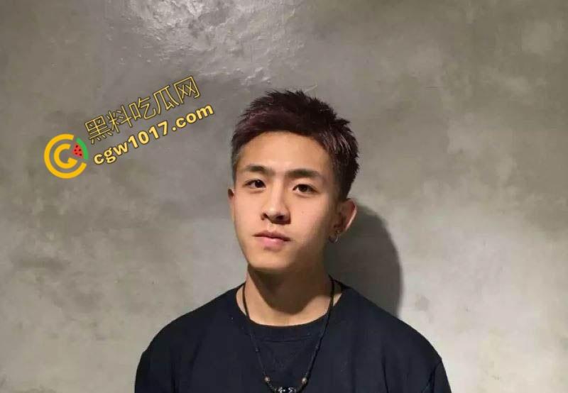 顶流男歌手【焦迈奇】密室调教视频震惊娱乐圈,腹肌男神被资本大佬如狗般玩弄,表情从抗拒到享受,炸裂网络!