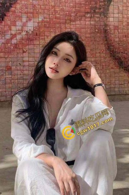 纹身嫂子狂野夜:沙发上狂野交欢,嫩乳纹身挑逗小叔子,白虎紧穴颤抖,高潮喷溅!