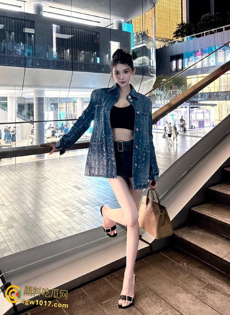 乱伦史上最愉快的一次性交！姐姐穿着肉丝袜给我足交，我给姐姐舔脚舔穴，温热的小穴直接把我夹内射了 ！