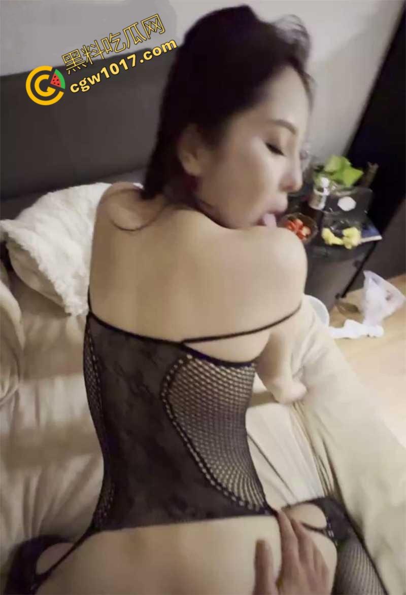 福州极品人妻【叶青霞】援交金主视频曝光：裸舞舔肛深喉，连续喷水，绿帽老公在家带娃，她却在床上浪性十足！