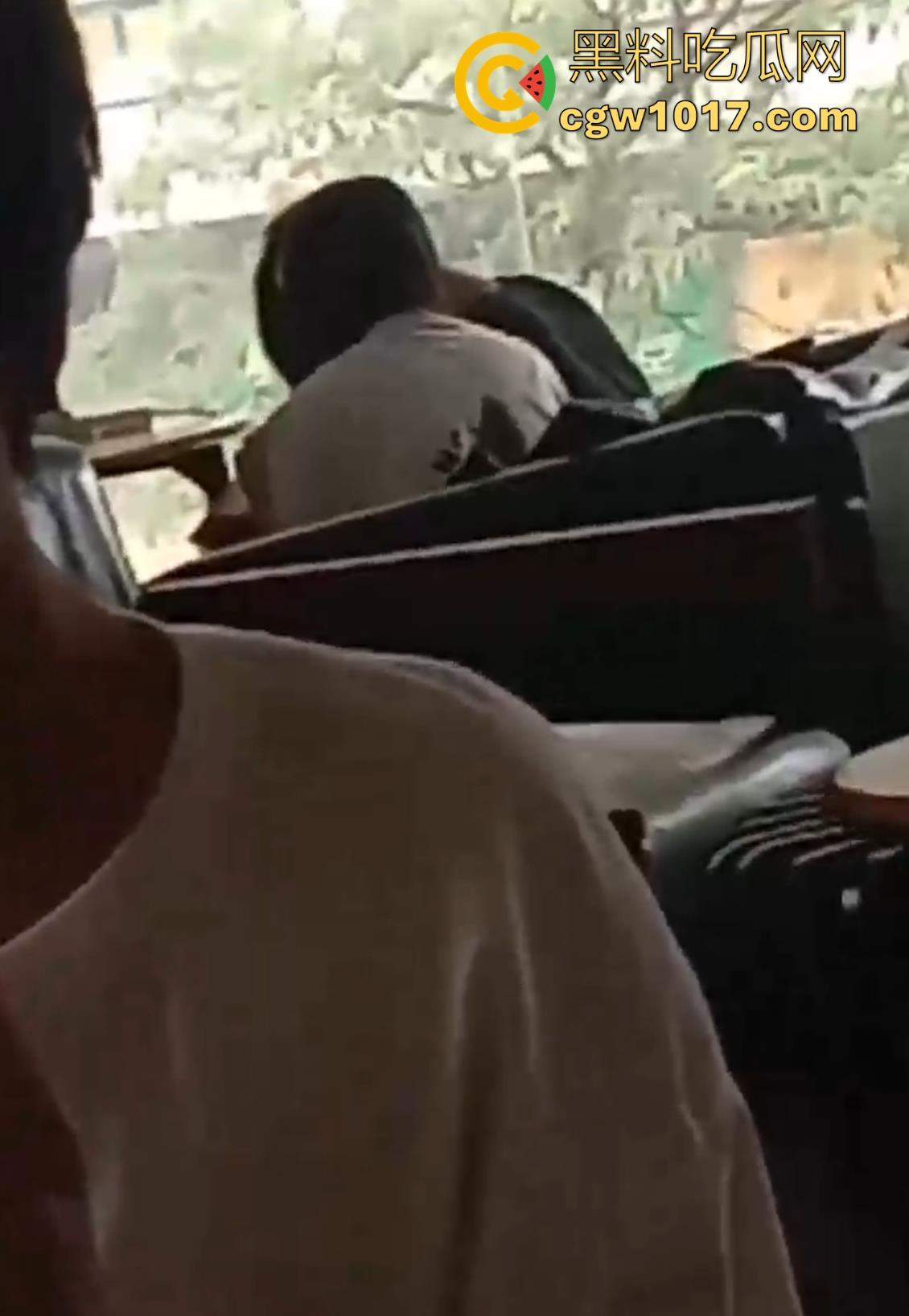 广西玉林仙尼奶茶店大瓜!学校里是高冷女神【孙晓惠】,学校外却是口爆小母狗,单喝奶茶还不够还得加一点精液是吧!