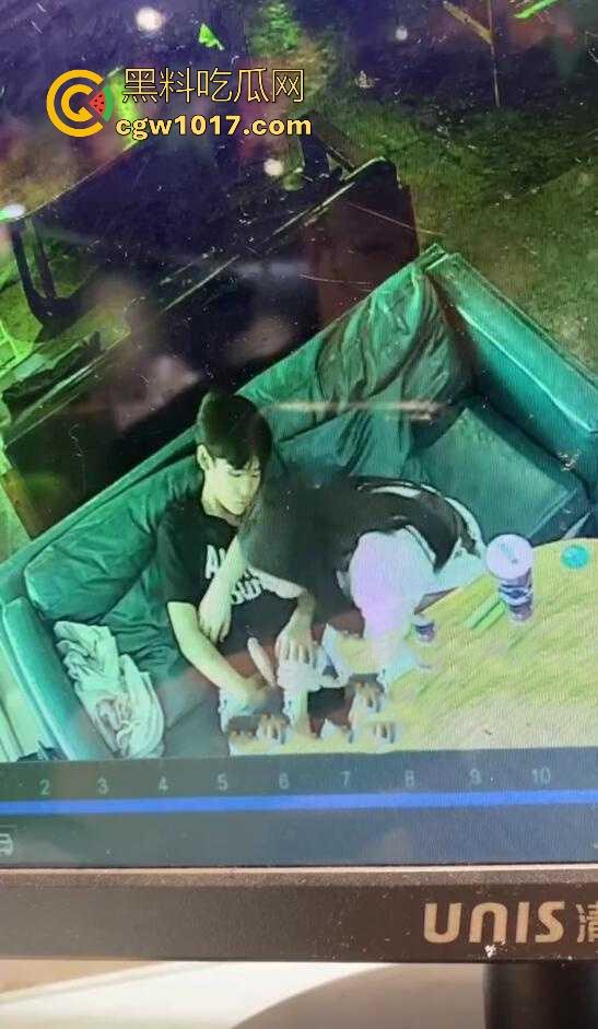 广西玉林仙尼奶茶店大瓜!学校里是高冷女神【孙晓惠】,学校外却是口爆小母狗,单喝奶茶还不够还得加一点精液是吧!