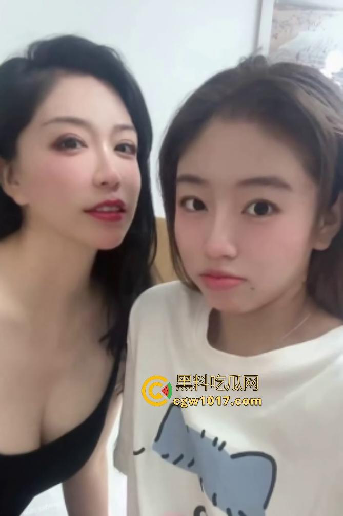 【静安母女】双飞金主,两人一起服侍吸奶,女儿饿了还叼妈妈奶头,女儿坐脸妈妈骑屌,这是享受还是受罪?