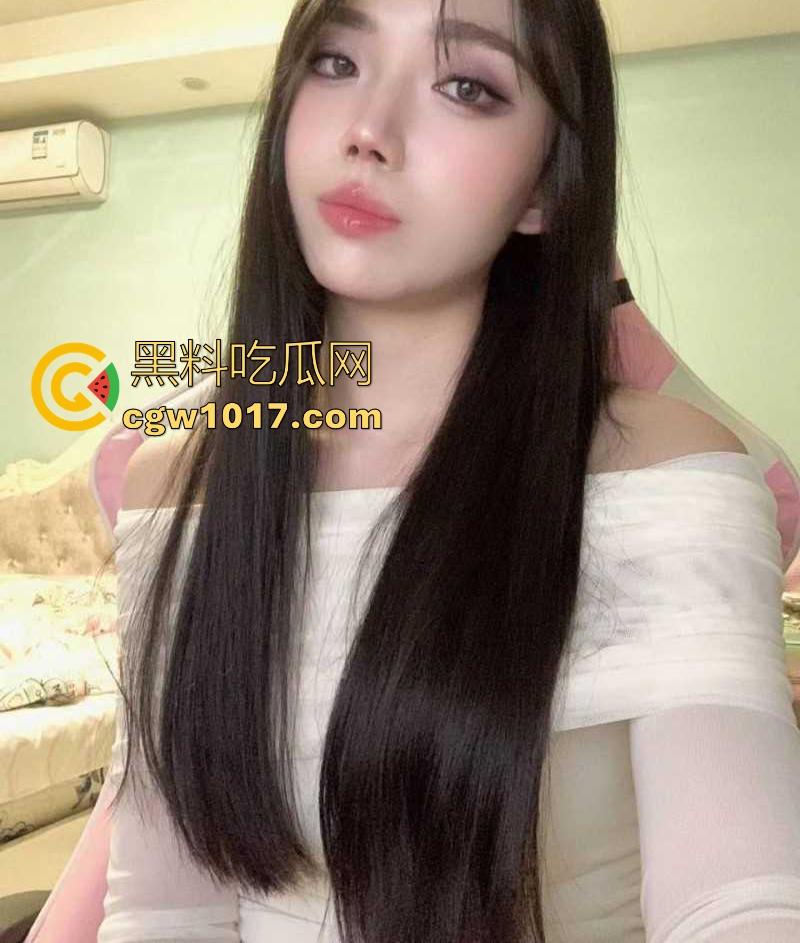 重庆极品陪酒女化身母狗献身客户,身穿黑丝情趣跪地舔屌,精湛的口技搭配上风骚的气质,简直反差到了骨子里!