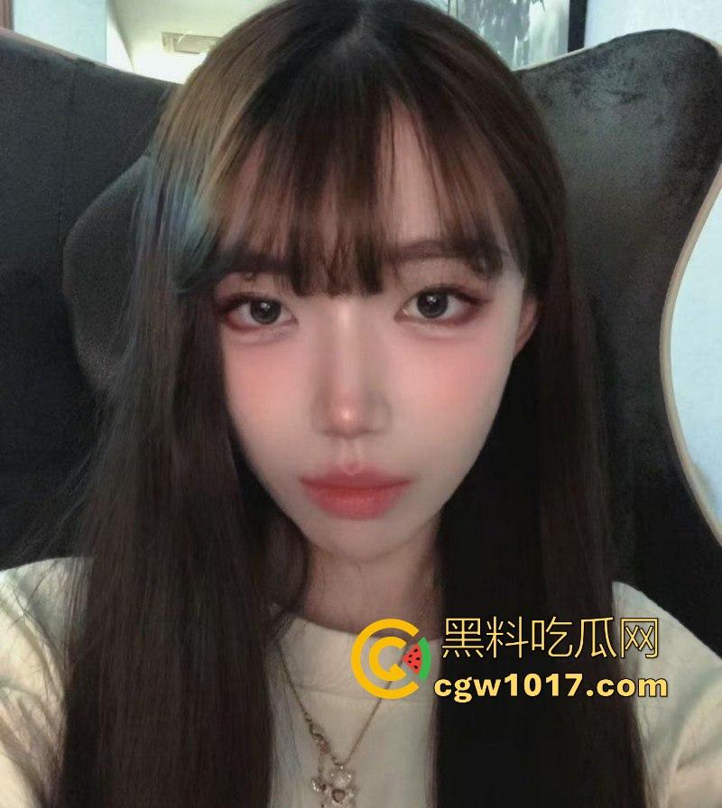 重庆极品陪酒女化身母狗献身客户,身穿黑丝情趣跪地舔屌,精湛的口技搭配上风骚的气质,简直反差到了骨子里!