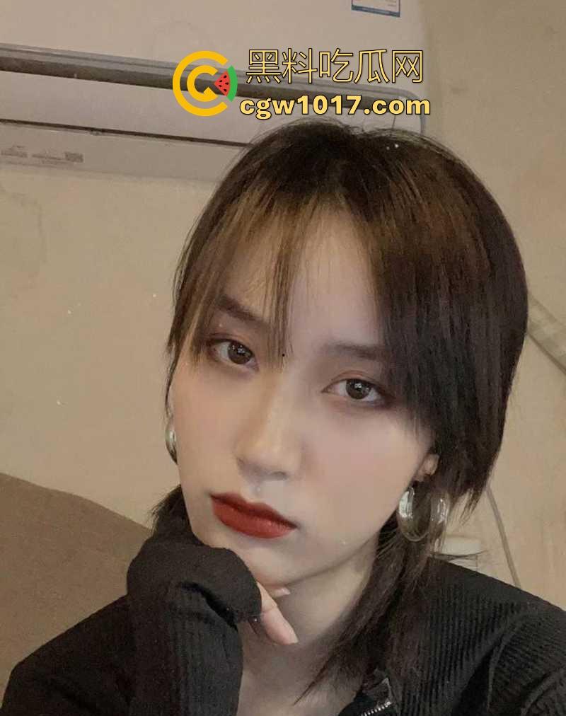 华南理工大学模特女友【钟文静】寝床全裸玩网调自慰,户外露出车震后入,极其御姐的脸庞下竟然比那些博主还骚!