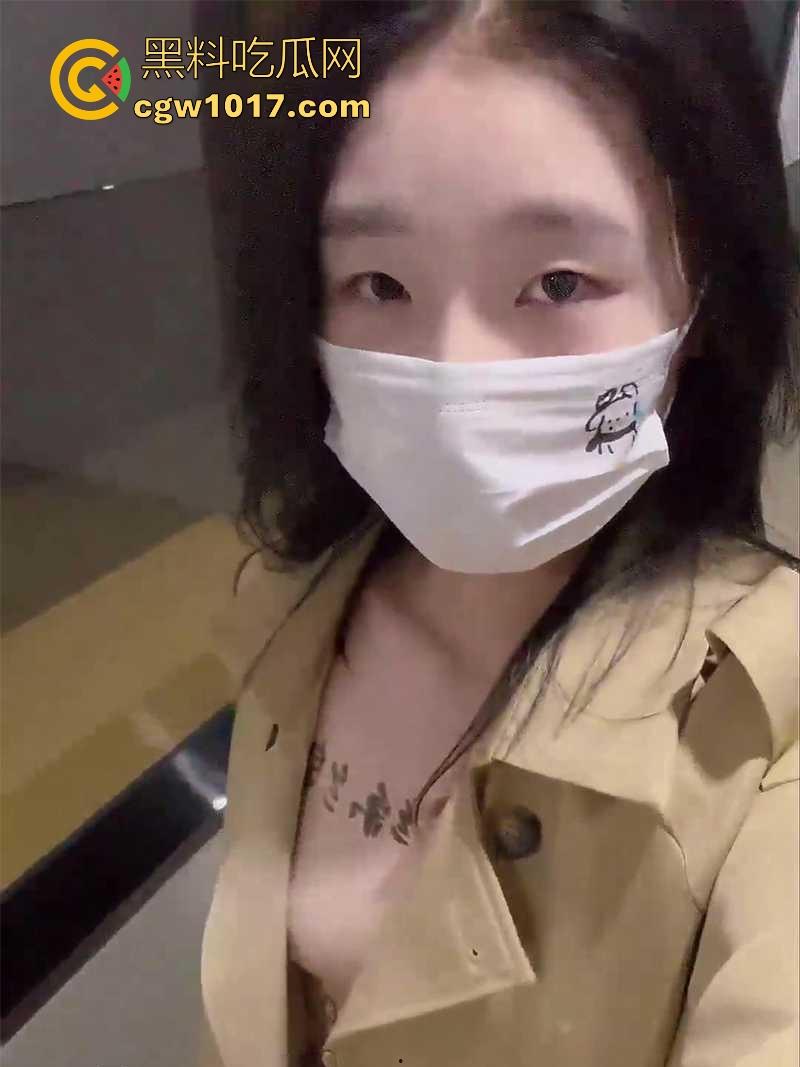 外网户外调教博主【小雨绵绵】各种户外全裸露出爬行自慰，随机拜访陌生人家，最对听从指令的骚母狗！