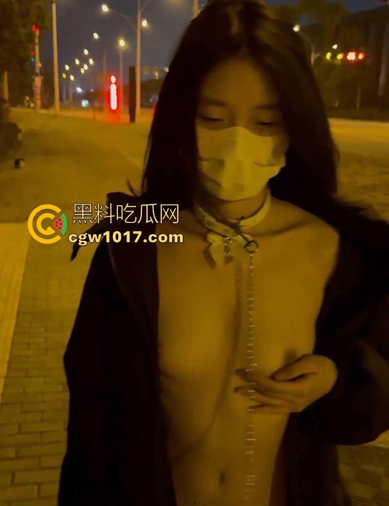 外网户外调教博主【小雨绵绵】各种户外全裸露出爬行自慰，随机拜访陌生人家，最对听从指令的骚母狗！