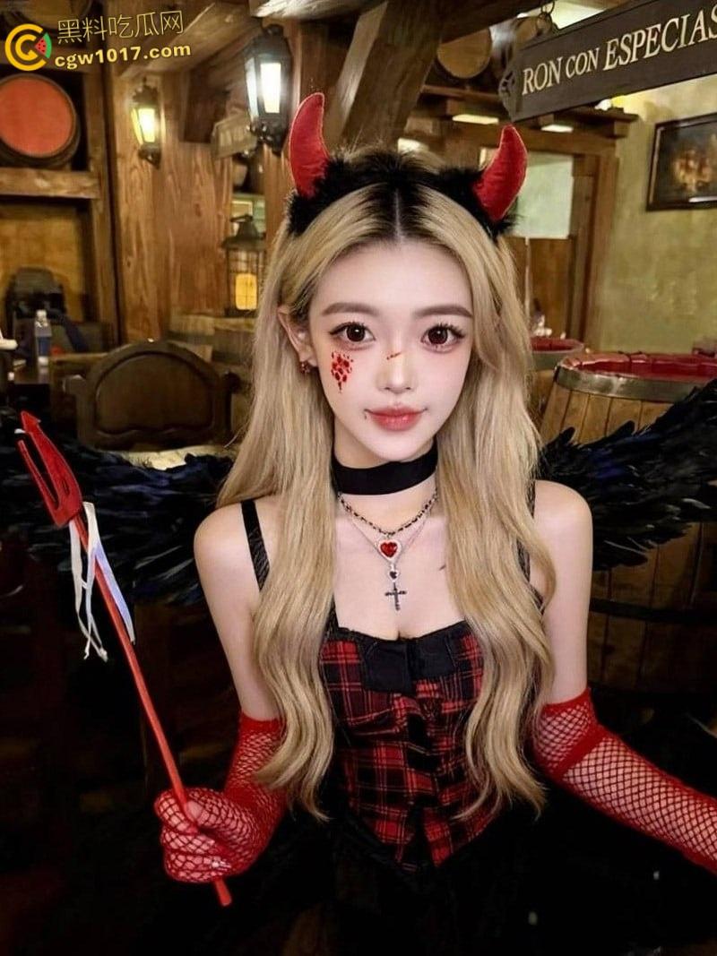 上海二次元美少女【谢思依】,被金主高价包养调教,毒龙舔脚趾到口爆内射,顶级肉便器母狗属性完美暴露 !