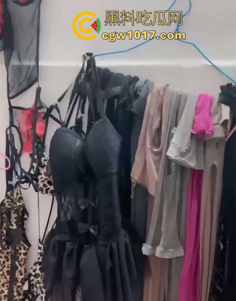 擦边素人主播竟为讨好金主,自家变情趣仓库,电动玩具、丝袜成山!各种楼道野战露脸性爱,只为金主满意!