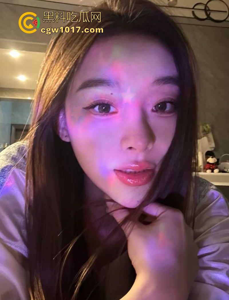 擦边素人主播竟为讨好金主,自家变情趣仓库,电动玩具、丝袜成山!各种楼道野战露脸性爱,只为金主满意!