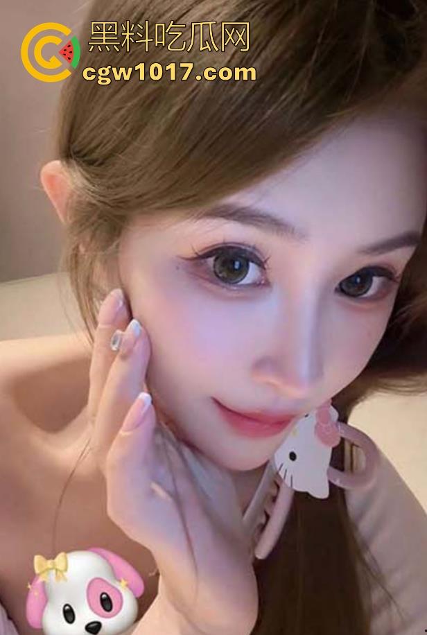 当着闺蜜的面跟弟弟做爱,从沙发上接吻到床上吃鸡骑乘,无套内射,极其刺激淫荡,把小骚逼狠狠的满足!