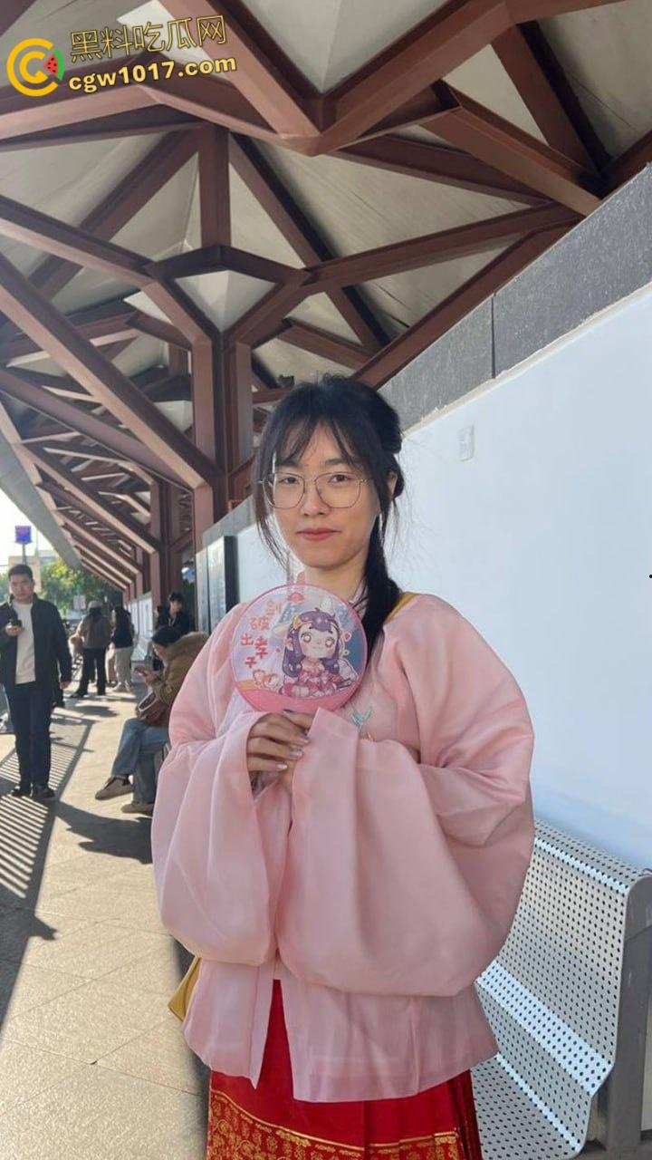 天津骚货眼镜妹【李彤彤】，约炮体育生视频流出，含屌玩手机还不够，边干边用跳蛋狂震嫩穴，简直骚到骨子里！