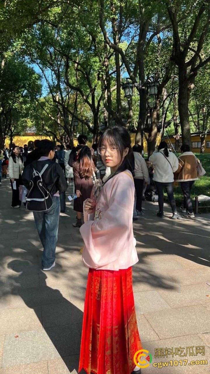 天津骚货眼镜妹【李彤彤】，约炮体育生视频流出，含屌玩手机还不够，边干边用跳蛋狂震嫩穴，简直骚到骨子里！