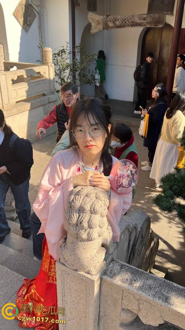 天津骚货眼镜妹【李彤彤】，约炮体育生视频流出，含屌玩手机还不够，边干边用跳蛋狂震嫩穴，简直骚到骨子里！