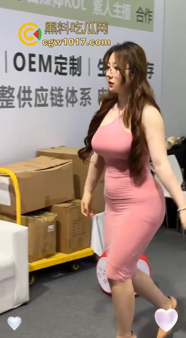 广州成人展惊现顶级BBW模特，极品微胖身材，G杯大奶配上蜜桃肥臀，那欲望眼神，无法想象这骚逼在床上是有多骚啊！