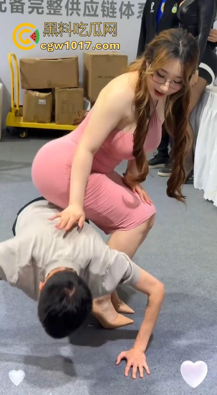 广州成人展惊现顶级BBW模特，极品微胖身材，G杯大奶配上蜜桃肥臀，那欲望眼神，无法想象这骚逼在床上是有多骚啊！