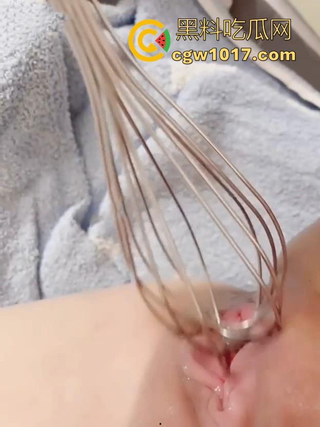 老肥逼挑战打蛋器自慰,从来没见过的创意!现在都往厨房用具上下功夫了,淫水泡沫都打出来了,这逼真是啥都塞过啊!