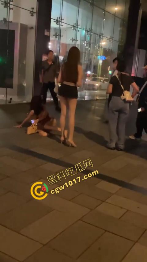台湾街头剧烈撕逼！台男街头怒打泰国人妖，拳脚横飞，人妖身材火辣，群众狂呼，场面炽热