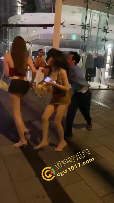 台湾街头剧烈撕逼！台男街头怒打泰国人妖，拳脚横飞，人妖身材火辣，群众狂呼，场面炽热