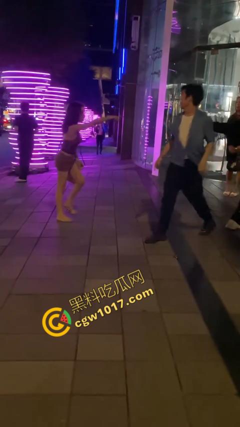 台湾街头剧烈撕逼！台男街头怒打泰国人妖，拳脚横飞，人妖身材火辣，群众狂呼，场面炽热