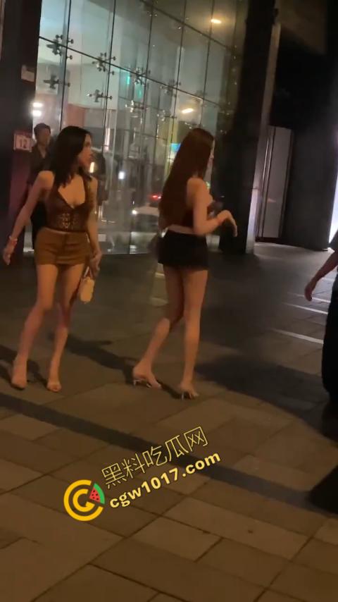 台湾街头剧烈撕逼！台男街头怒打泰国人妖，拳脚横飞，人妖身材火辣，群众狂呼，场面炽热