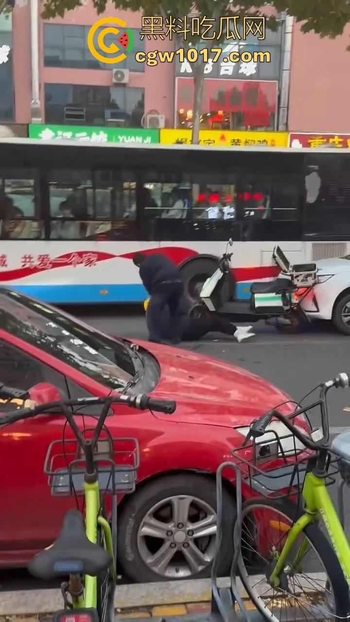 山东日照外卖小哥被撞，直接躺下玩手机报警处理，姿势像在家的床上一样，不料遭司机大哥报复