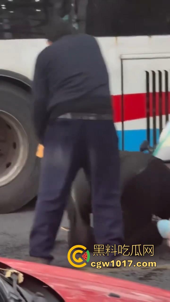 山东日照外卖小哥被撞，直接躺下玩手机报警处理，姿势像在家的床上一样，不料遭司机大哥报复