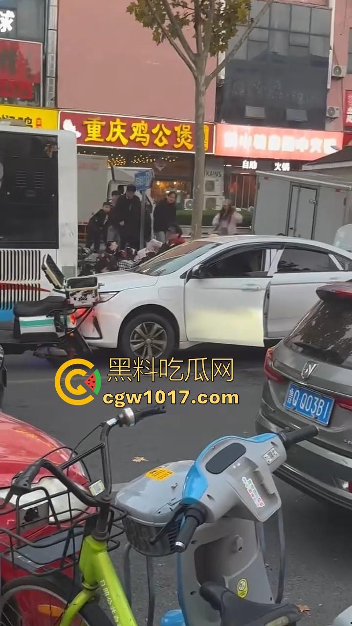 山东日照外卖小哥被撞，直接躺下玩手机报警处理，姿势像在家的床上一样，不料遭司机大哥报复