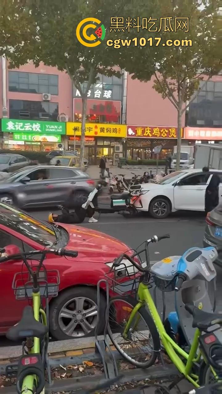 山东日照外卖小哥被撞，直接躺下玩手机报警处理，姿势像在家的床上一样，不料遭司机大哥报复