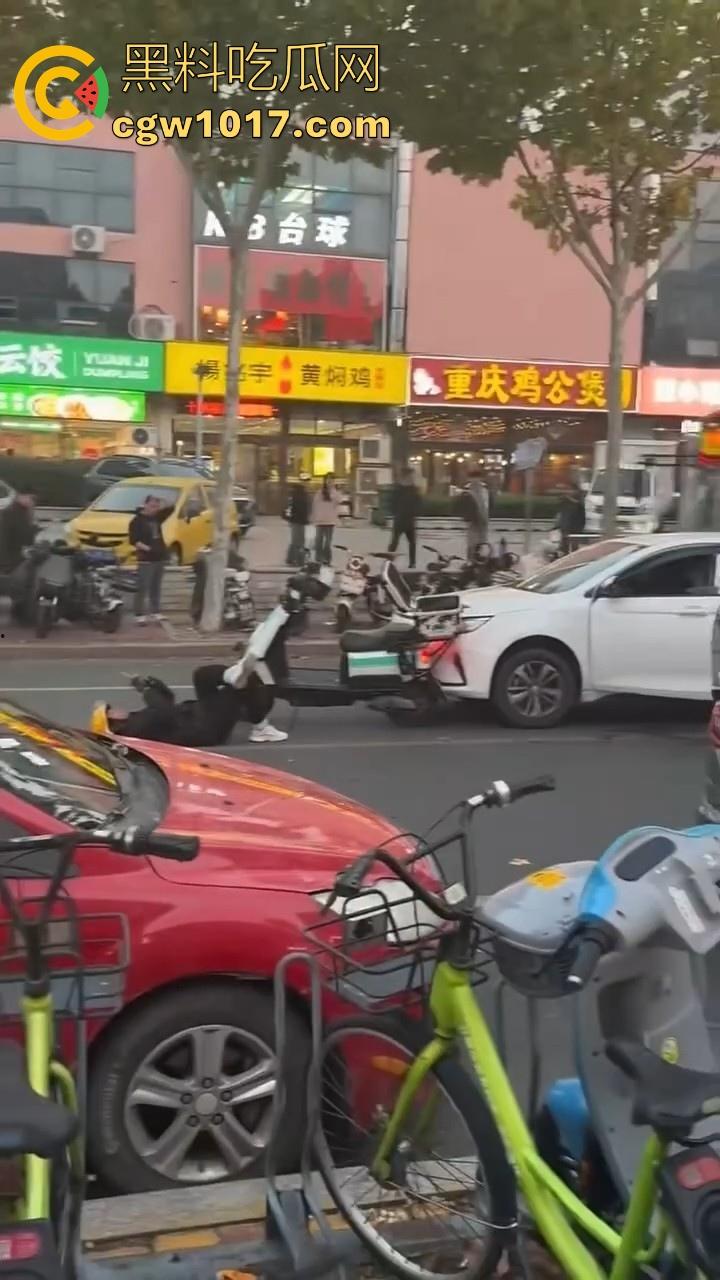 山东日照外卖小哥被撞，直接躺下玩手机报警处理，姿势像在家的床上一样，不料遭司机大哥报复