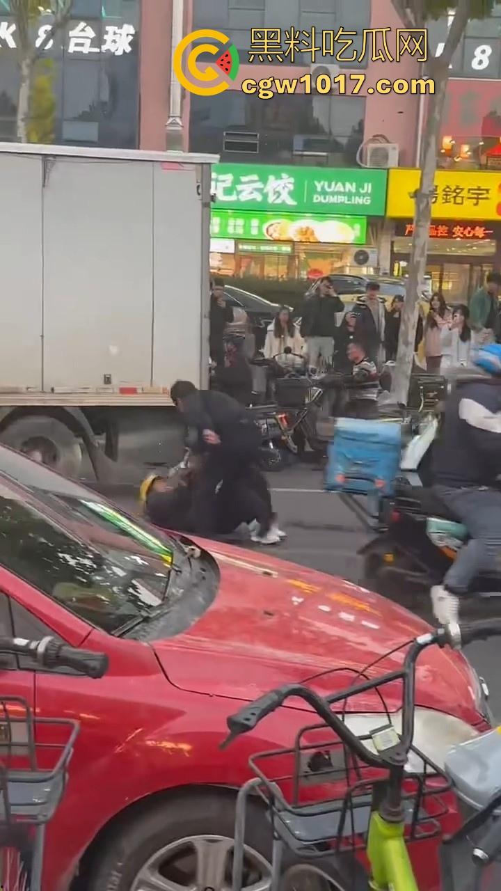 山东日照外卖小哥被撞，直接躺下玩手机报警处理，姿势像在家的床上一样，不料遭司机大哥报复