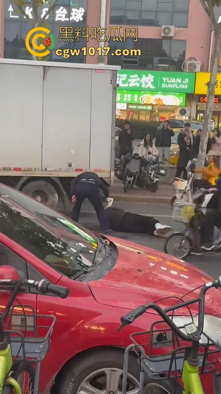 山东日照外卖小哥被撞，直接躺下玩手机报警处理，姿势像在家的床上一样，不料遭司机大哥报复