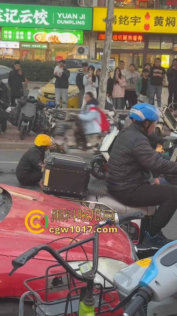 山东日照外卖小哥被撞，直接躺下玩手机报警处理，姿势像在家的床上一样，不料遭司机大哥报复