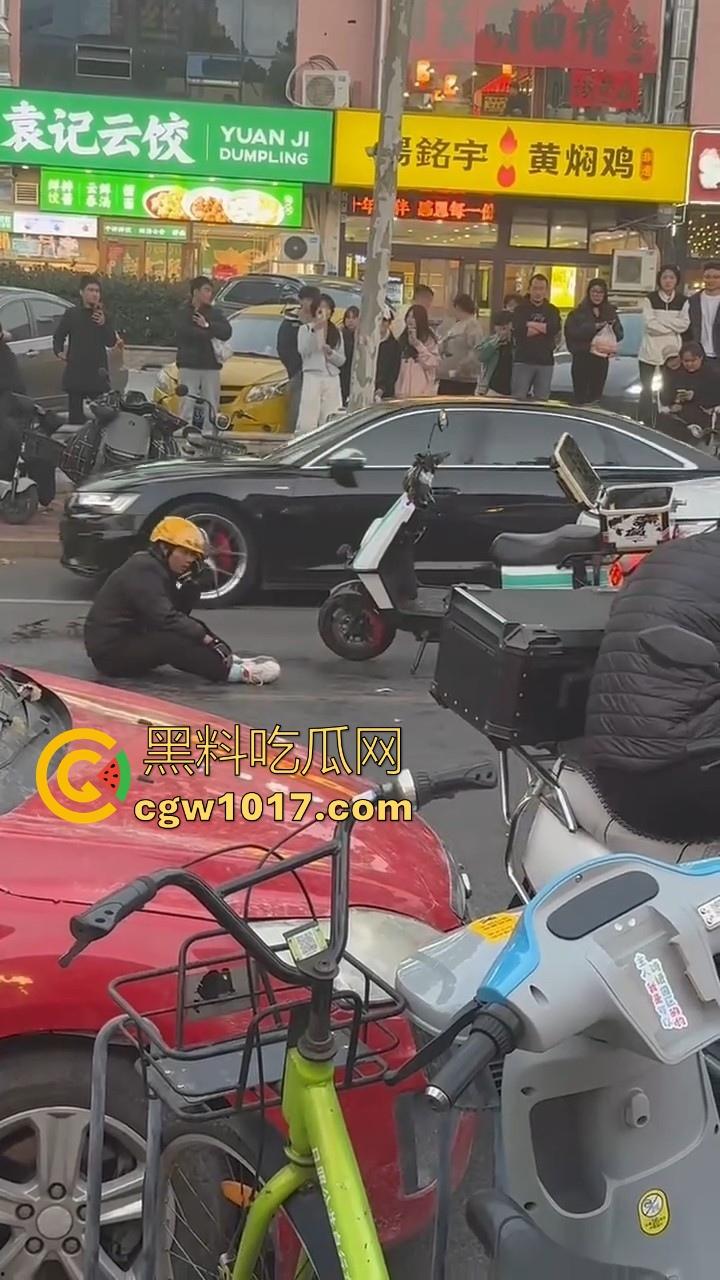 山东日照外卖小哥被撞，直接躺下玩手机报警处理，姿势像在家的床上一样，不料遭司机大哥报复