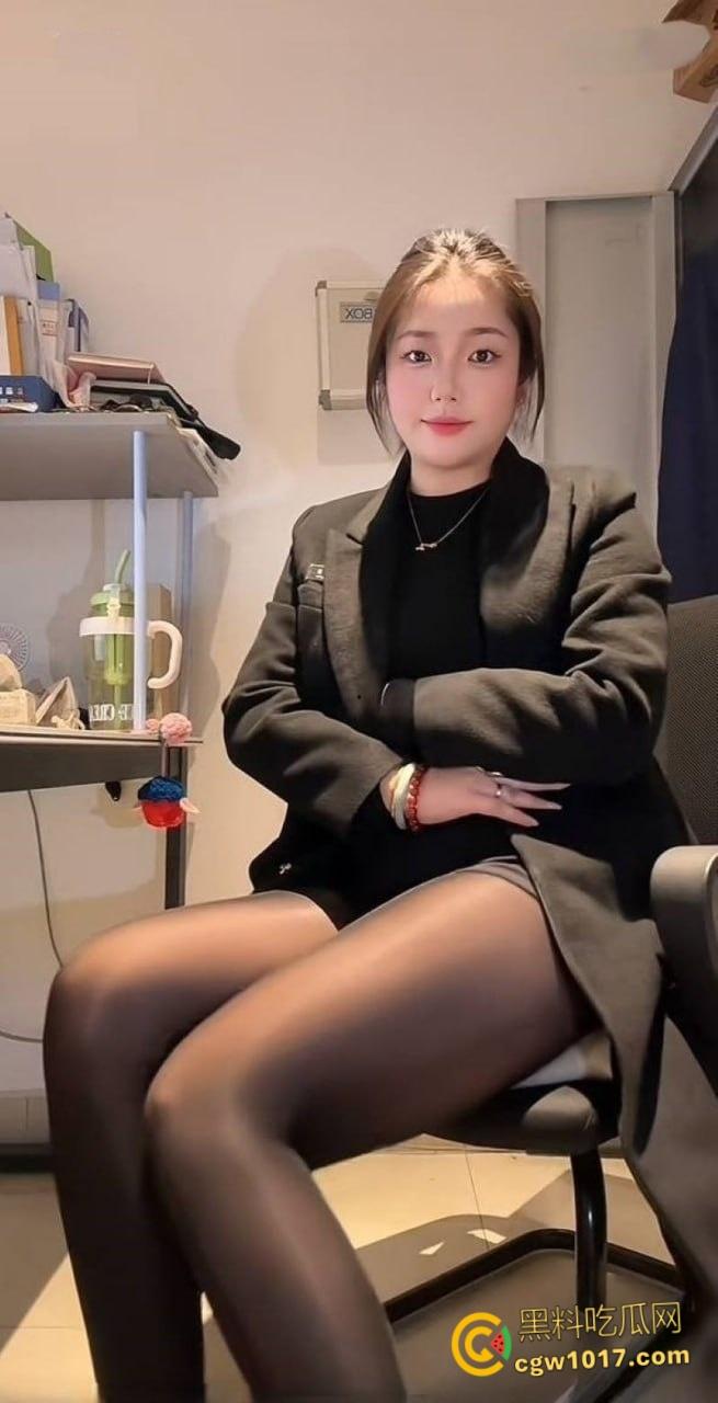 抖音微胖女神【香菜园子】,吊钟大奶肆意揉弄变形,粉嫩乳晕拉扯喷汁,娇躯扭动浪叫连连 !