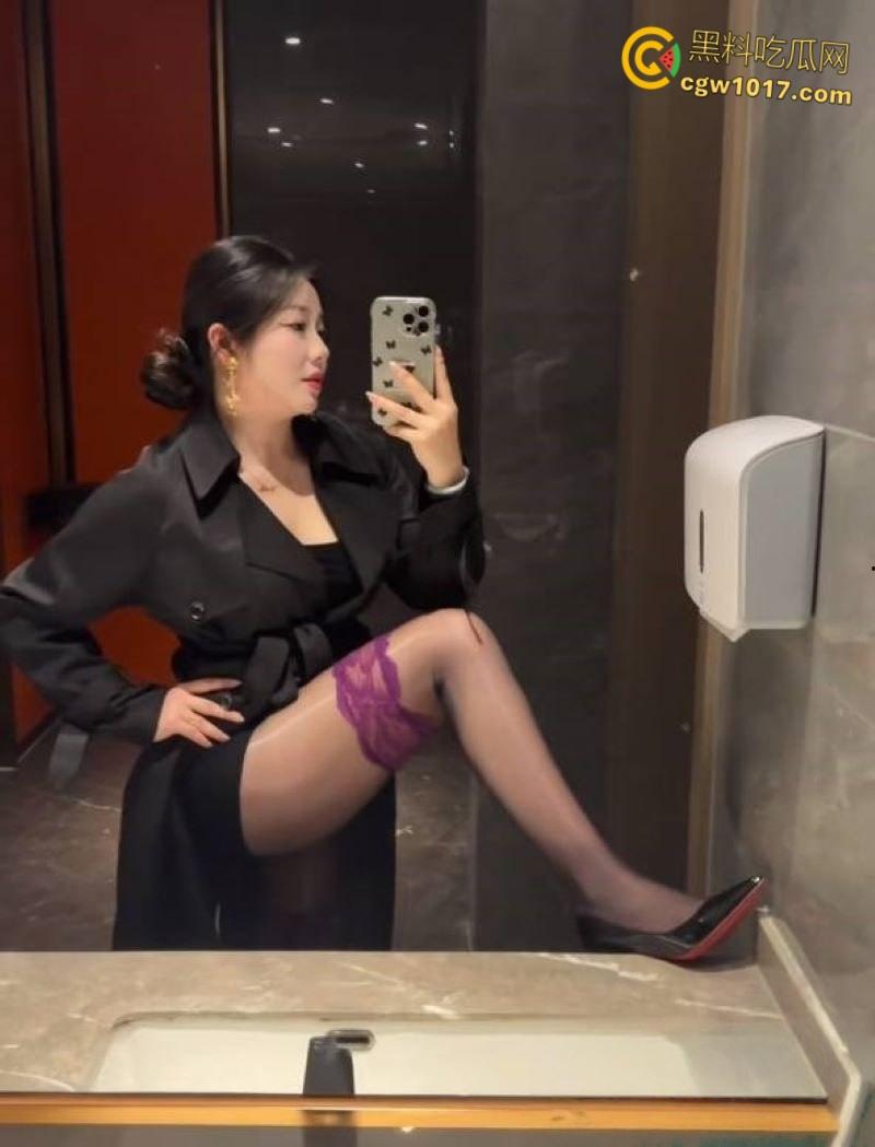 抖音微胖女神【香菜园子】,吊钟大奶肆意揉弄变形,粉嫩乳晕拉扯喷汁,娇躯扭动浪叫连连 !