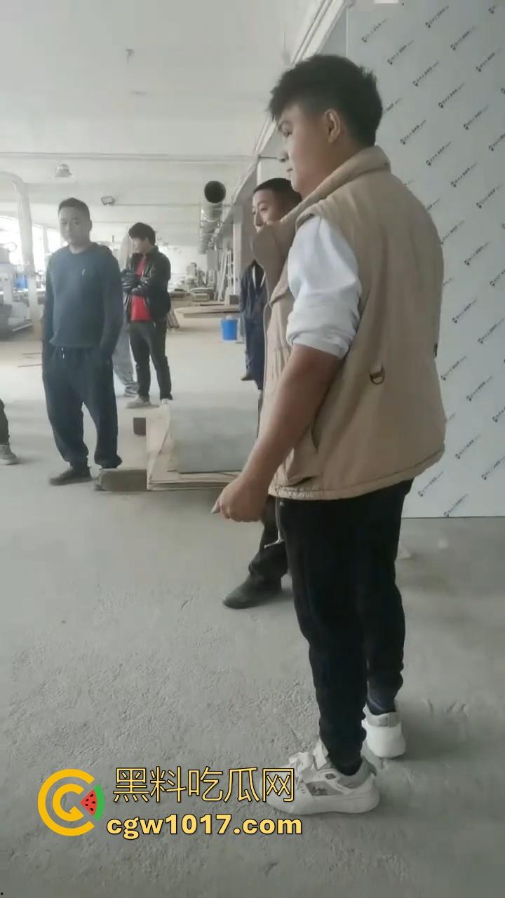 贵州龙里水长乡家具厂拖欠工资,员工携带孩子上门讨要薪资,抱着老板的大腿,都这样了不是哥们你还打算不给啊!