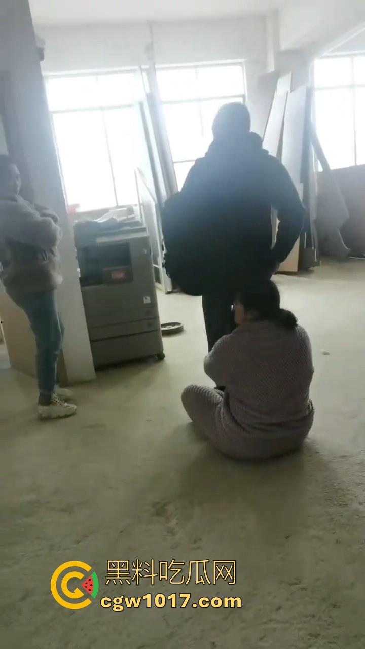 贵州龙里水长乡家具厂拖欠工资,员工携带孩子上门讨要薪资,抱着老板的大腿,都这样了不是哥们你还打算不给啊!