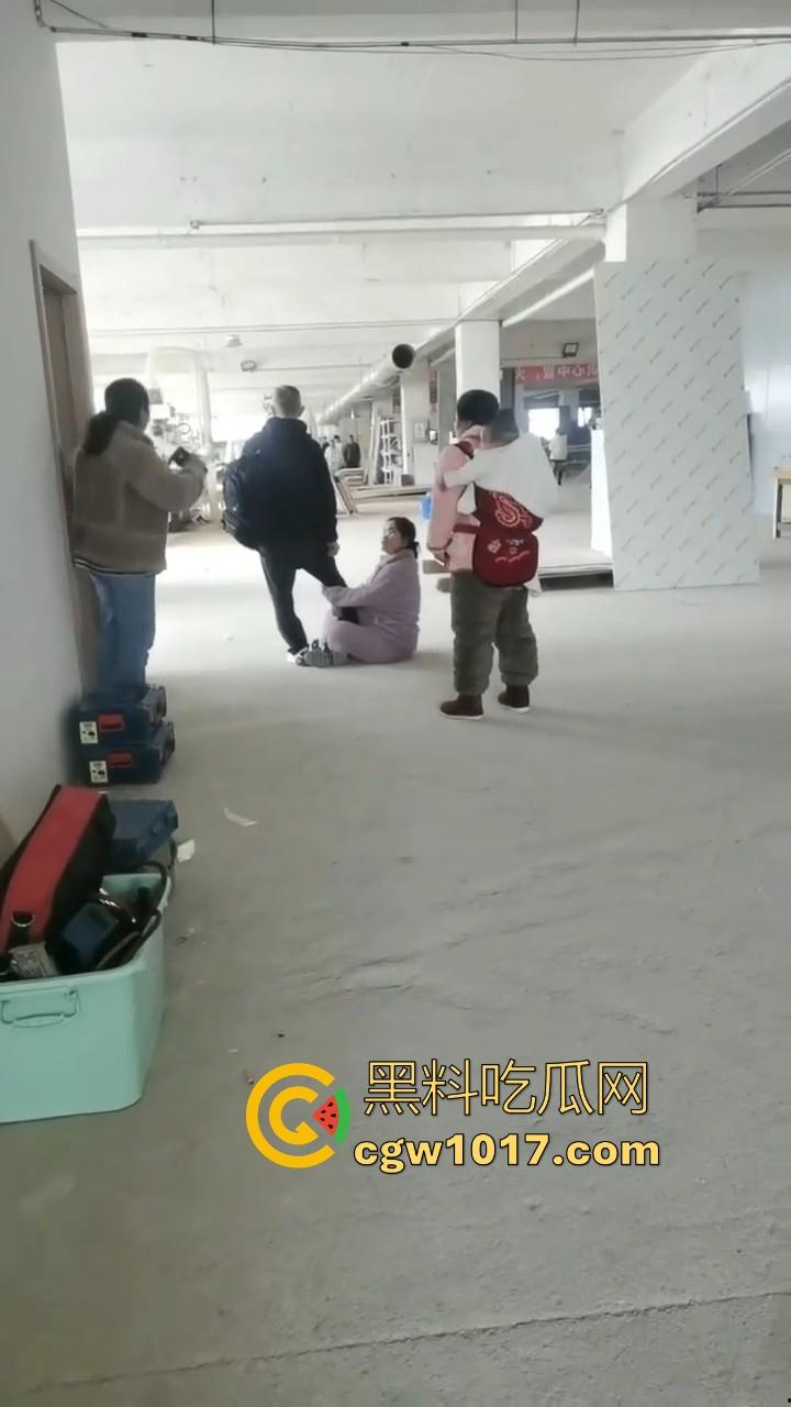贵州龙里水长乡家具厂拖欠工资,员工携带孩子上门讨要薪资,抱着老板的大腿,都这样了不是哥们你还打算不给啊!
