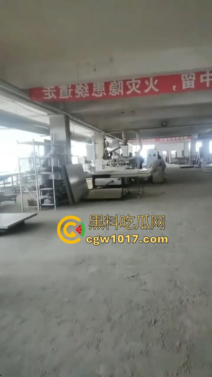 贵州龙里水长乡家具厂拖欠工资,员工携带孩子上门讨要薪资,抱着老板的大腿,都这样了不是哥们你还打算不给啊!