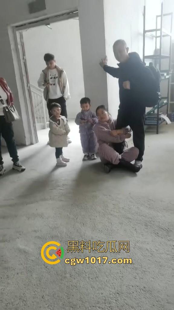 贵州龙里水长乡家具厂拖欠工资,员工携带孩子上门讨要薪资,抱着老板的大腿,都这样了不是哥们你还打算不给啊!