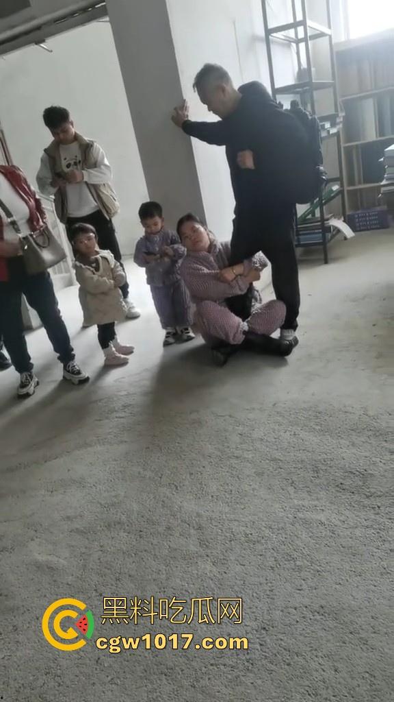 贵州龙里水长乡家具厂拖欠工资,员工携带孩子上门讨要薪资,抱着老板的大腿,都这样了不是哥们你还打算不给啊!