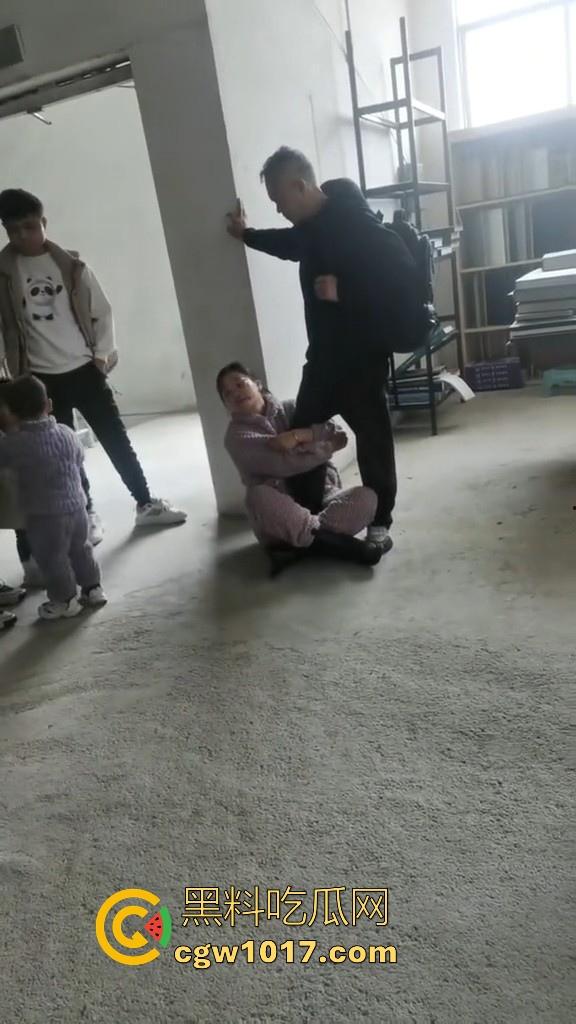 贵州龙里水长乡家具厂拖欠工资,员工携带孩子上门讨要薪资,抱着老板的大腿,都这样了不是哥们你还打算不给啊!