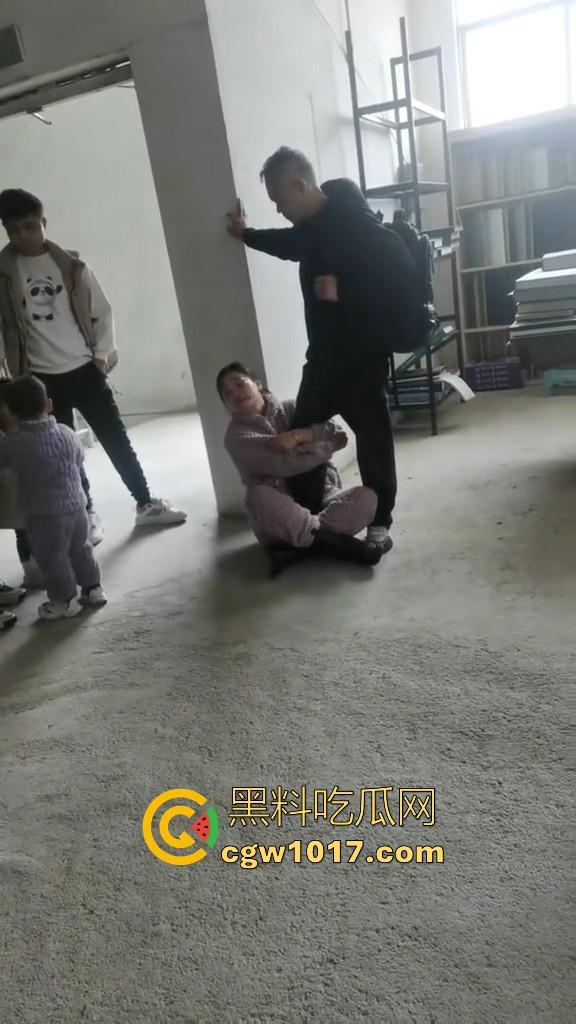 贵州龙里水长乡家具厂拖欠工资,员工携带孩子上门讨要薪资,抱着老板的大腿,都这样了不是哥们你还打算不给啊!